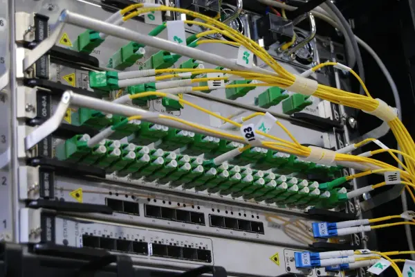 Headend, Fiber & Otel TV Sistemleri – Kabinde fiber optik kablolar ve dağıtım ekipmanı