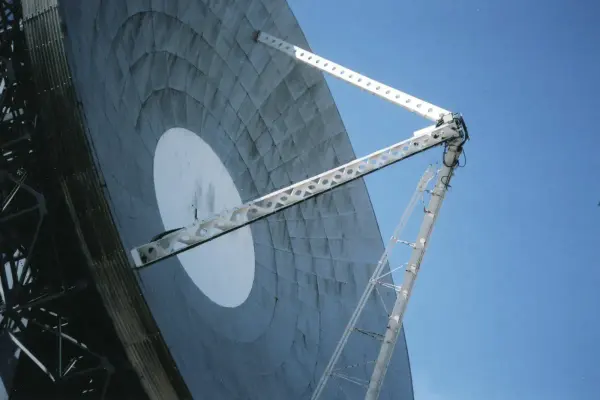 Uydu Servisi – Beyaz uydu çanak anteni ve LNB